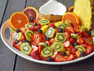 hofruit salad with honey and lime